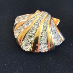 Swarovski gorgeous gold shell pin.great condition